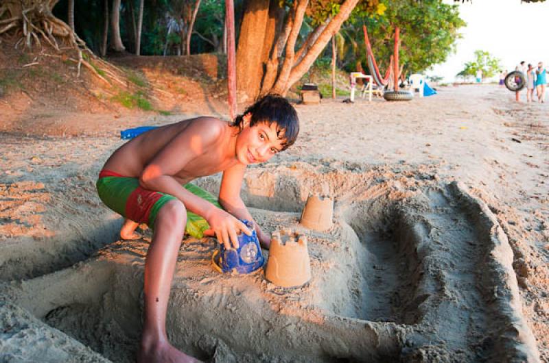 NiÃ±o Jugando con Castillos de Arena