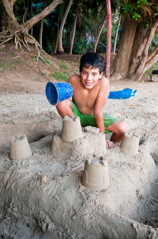 NiÃ±o Jugando con Castillos de Arena