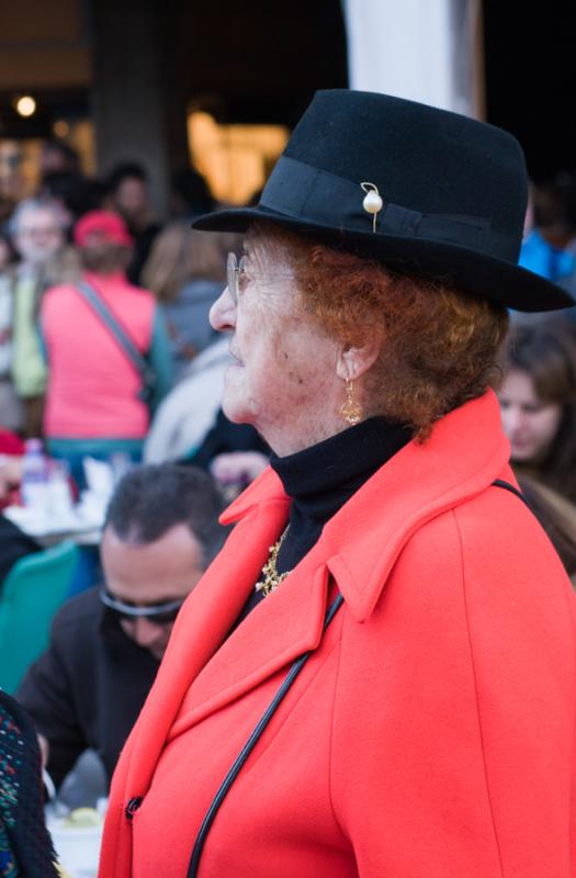 Mujer en Venecia, Veneto, Italia, Europa Occidenta...