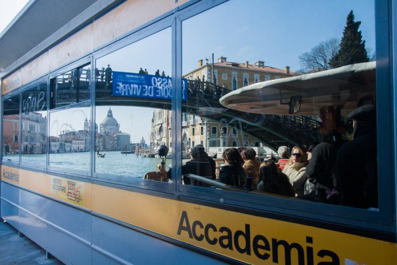 Reflejo del Puente de los Descalzos, Venecia, Vene...