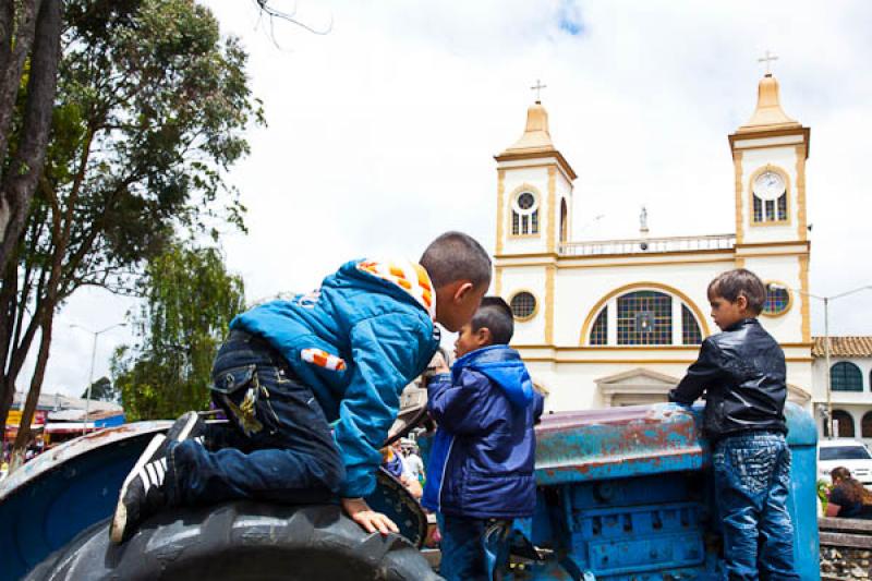 Niños en el Parque Principal, La Ceja, Oriente An...