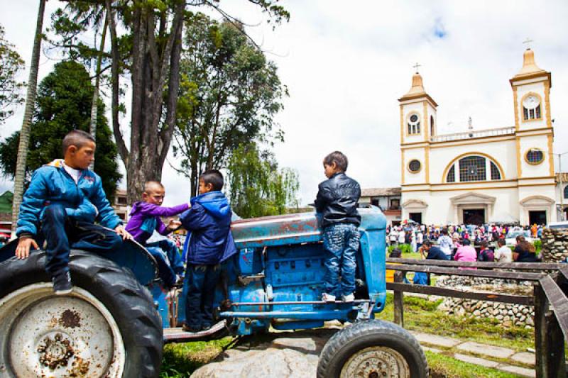 Niños en el Parque Principal, La Ceja, Oriente An...