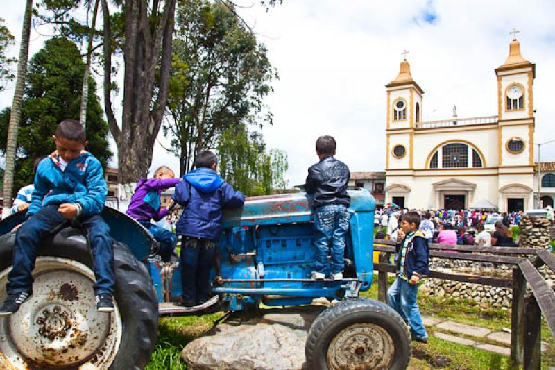 Niños en el Parque Principal, La Ceja, Oriente An...