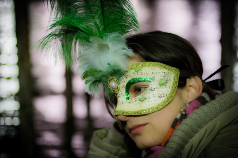 Mujer con Tipica Mascara del Carnaval Veneciano, V...