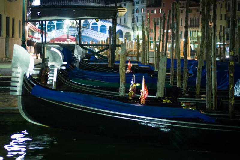 Gondolas en el Gran Canal, Venecia, Veneto, Italia...