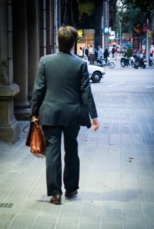 Hombre Caminando en Barcelona, Cataluña, España,...