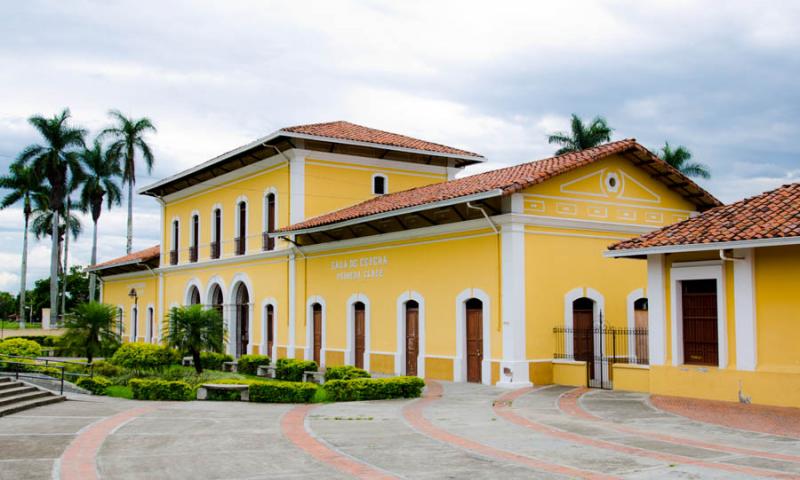 Antigua Estacion del Ferrocarril, Guadalajara de B...