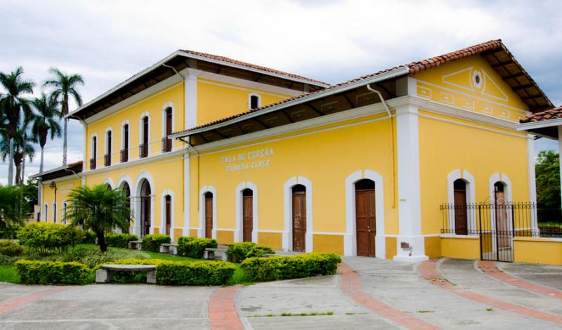 Antigua Estacion del Ferrocarril, Guadalajara de B...