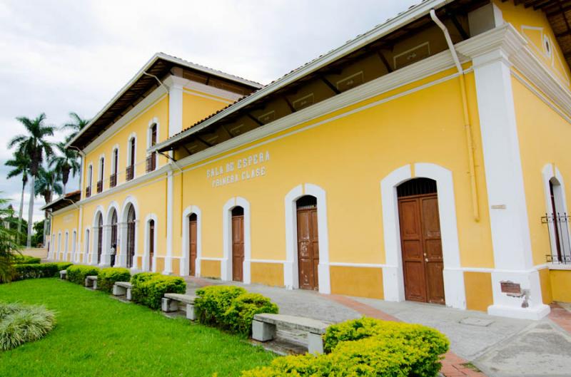 Antigua Estacion del Ferrocarril, Guadalajara de B...