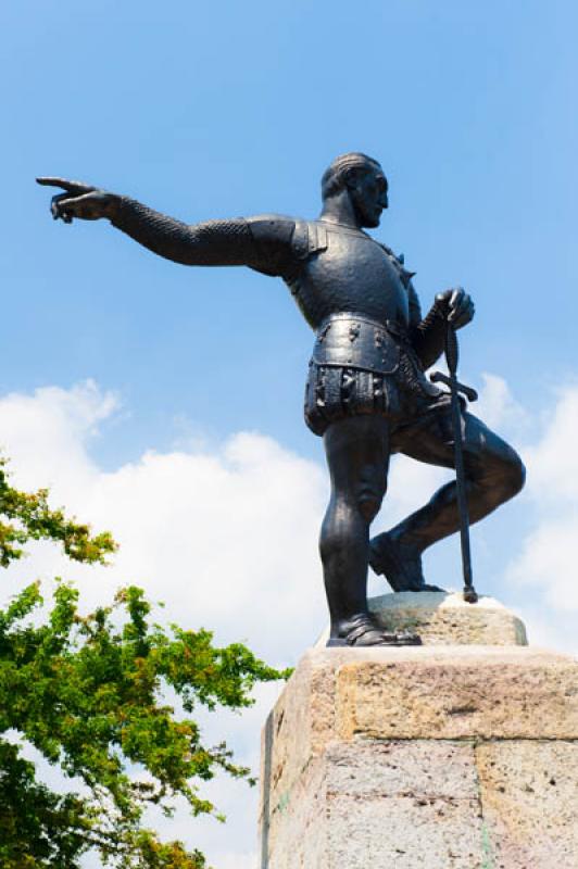 Estatua de Sebastian de Belalcazar, Cali, Santiago...