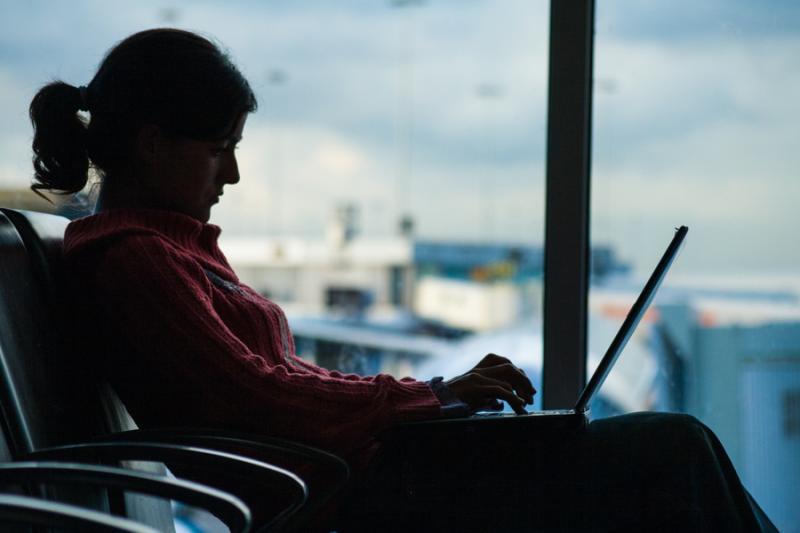 Mujer en Aeropuerto del Prat, Barcelona, Cataluña...