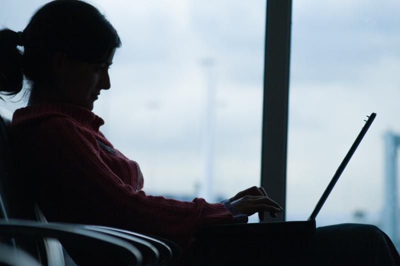 Mujer en Aeropuerto del Prat, Barcelona, Cataluña...