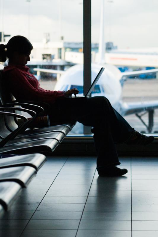 Mujer en Aeropuerto del Prat, Barcelona, Cataluña...