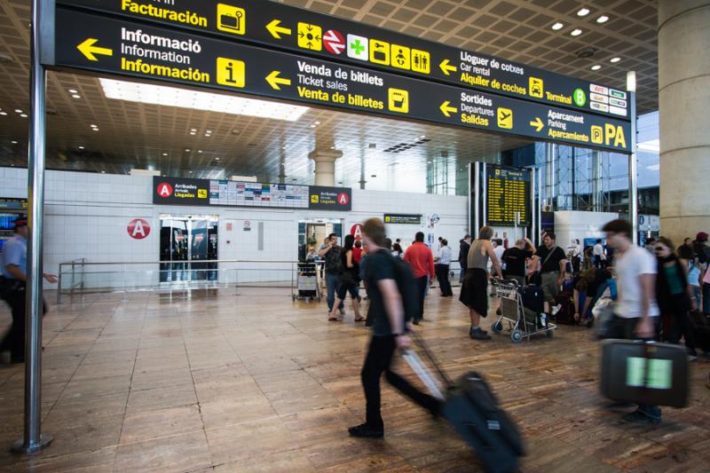 Personas en el Aeropuerto del Prat, Barcelona, Cat...