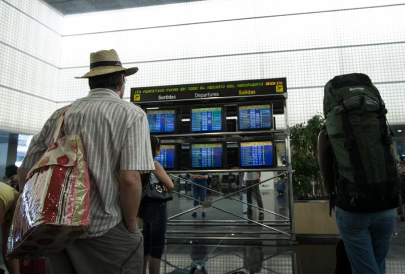 Personas en el Aeropuerto del Prat, Barcelona, Cat...