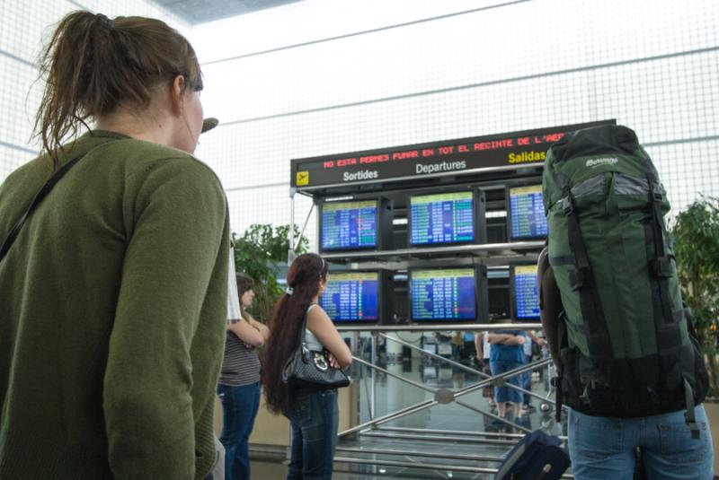 Personas en el Aeropuerto del Prat, Barcelona, Cat...