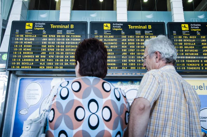 Personas en el Aeropuerto del Prat, Barcelona, Cat...