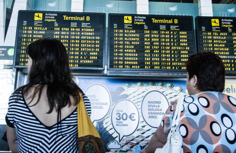 Personas en el Aeropuerto del Prat, Barcelona, Cat...