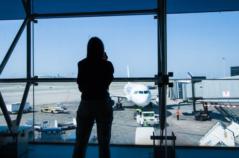 Mujer en Aeropuerto del Prat, Barcelona, Cataluña...