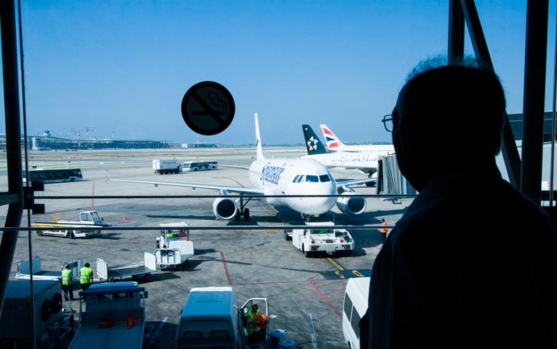 Hombre en Aeropuerto del Prat, Barcelona, Cataluñ...