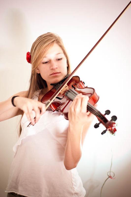 Niña Tocando el Violin