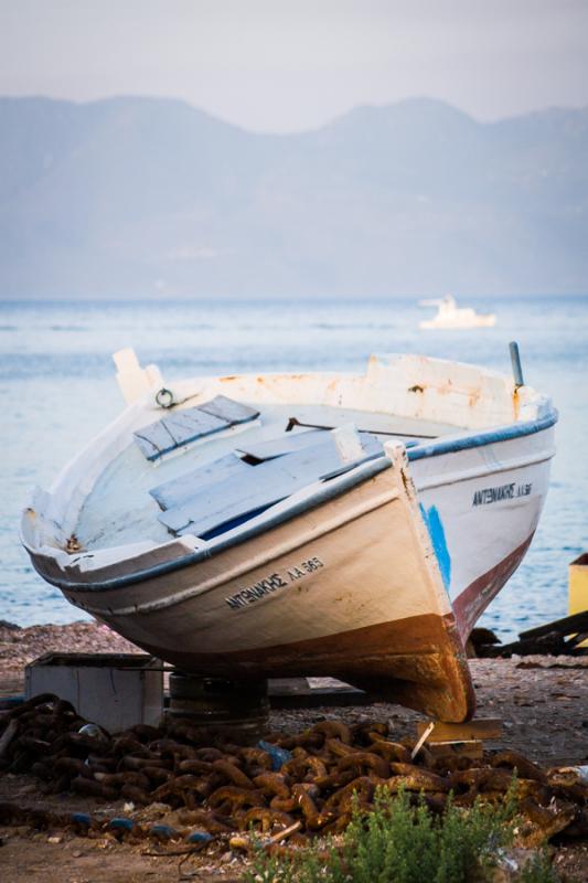 Botes Pesqueros en la Playa de Egina, Grecia, Euro...