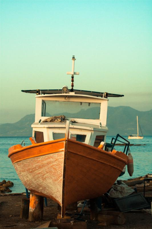 Botes Pesqueros en la Playa de Egina, Grecia, Euro...