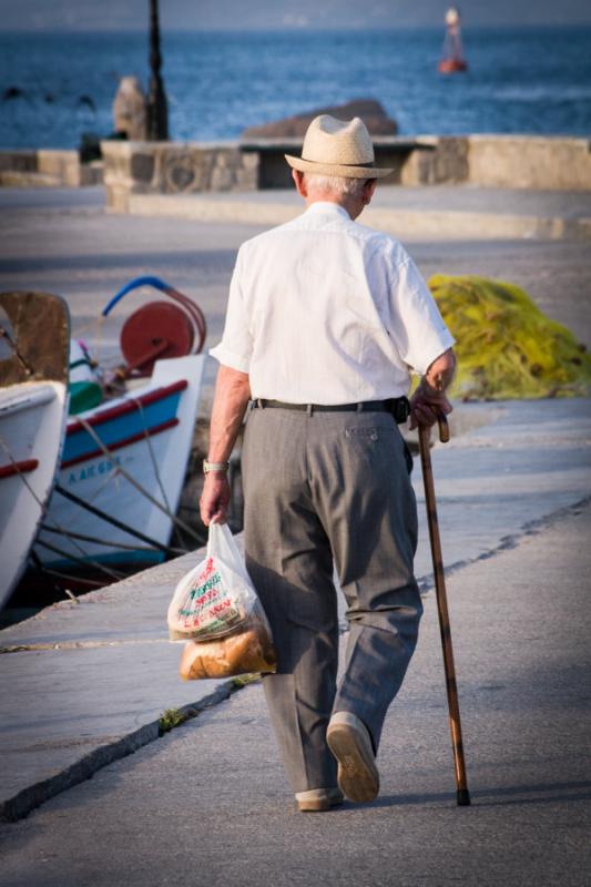 Hombre Caminando en el Puerto de Egina, Grecia, Eu...