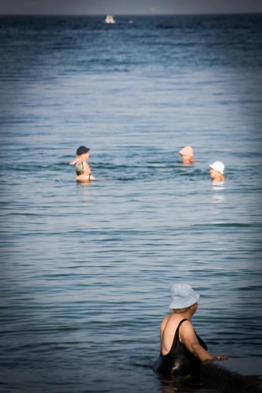 Personas en el Mar Mediterraneo, Egina, Grecia, Eu...