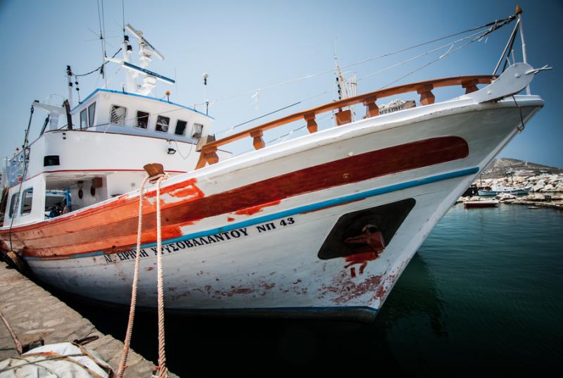 Barco en Parikia, Paros, Grecia, Europa Occidental