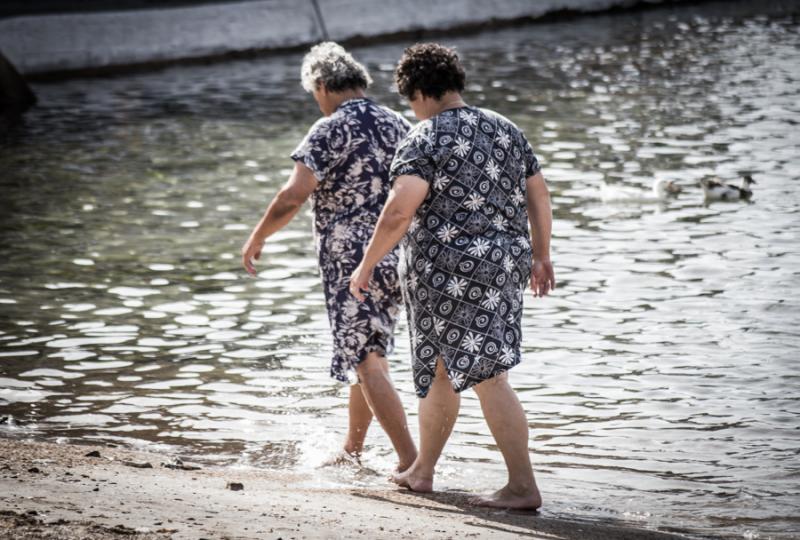 Mujeres Caminando en la Isla de Sifnos, Islas de C...