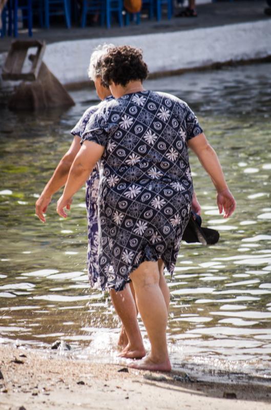 Mujeres Caminando en la Isla de Sifnos, Islas de C...