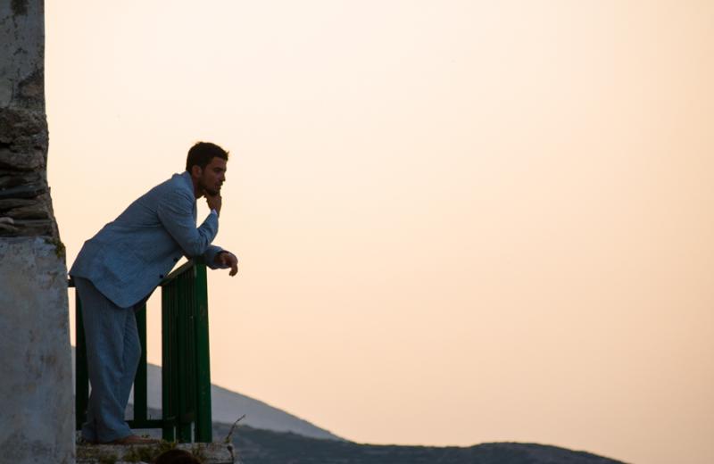 Hombre Observando el Paisaje, Sifnos, Islas de Cic...