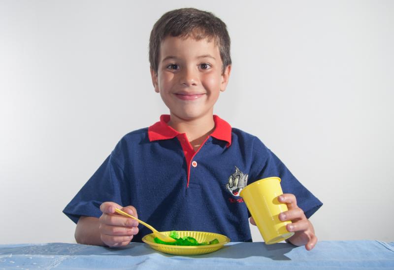 Niño Jugando con Desechables