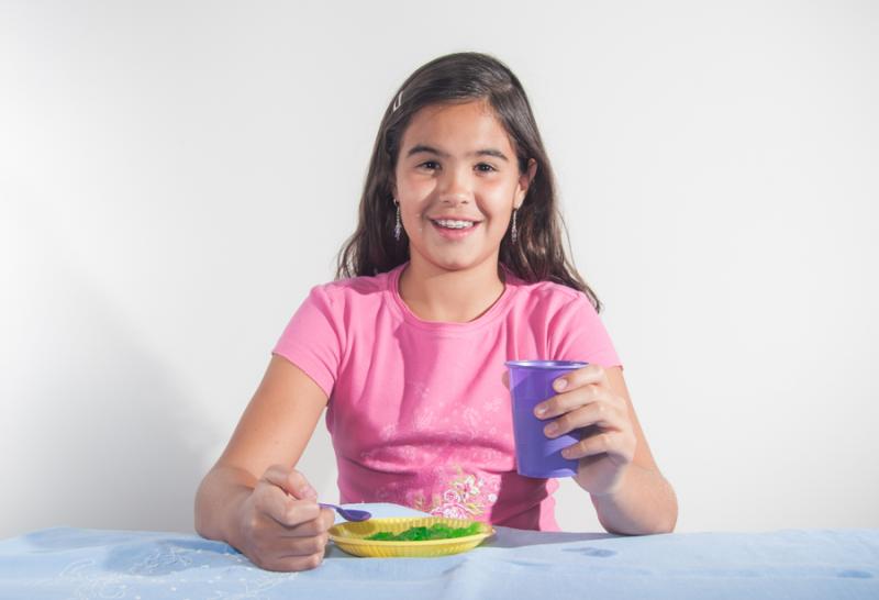 Niña Jugando con Desechables