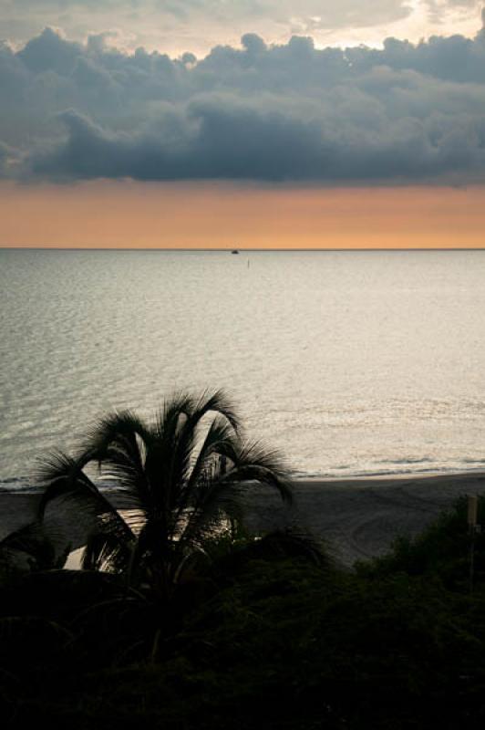 Atardecer en Bahia de Santa Marta, Santa Marta, Ma...