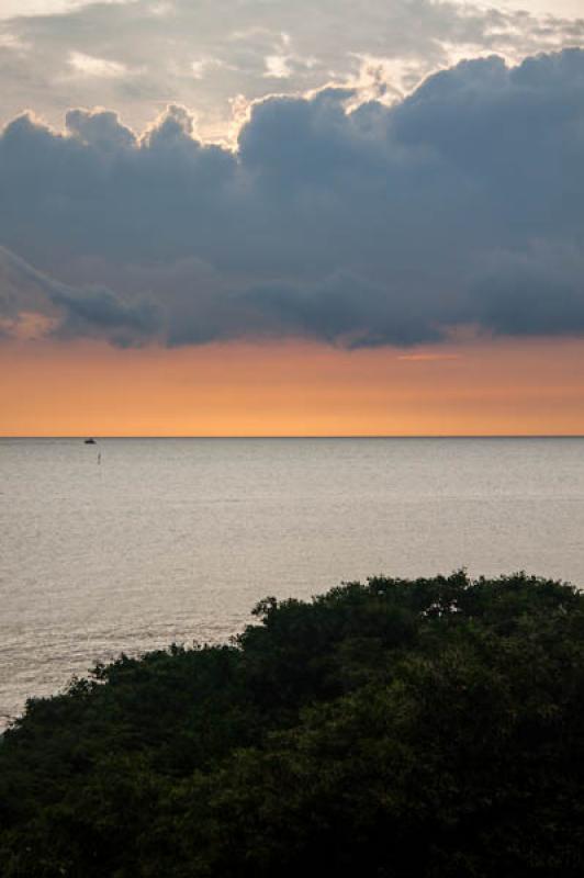 Atardecer en Bahia de Santa Marta, Santa Marta, Ma...