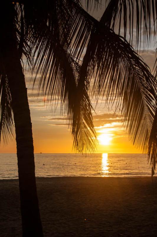 Atardecer en Bahia de Santa Marta, Santa Marta, Ma...