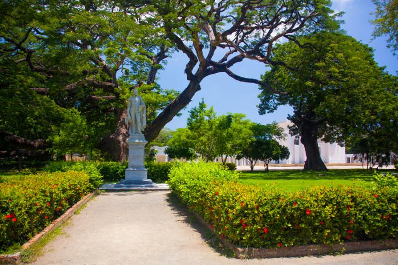 Monumento a Simon Bolivar, Quinta de San Pedro Ale...