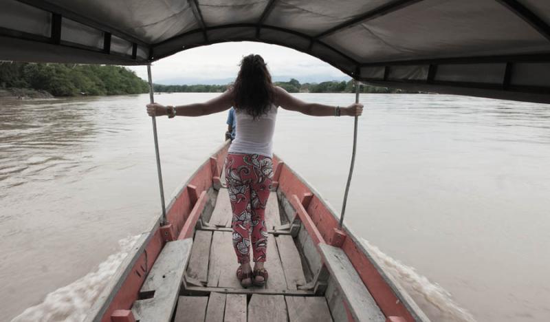 Mujer en Bote, Rio Magdalena, Ambalema, Tolima, Ib...