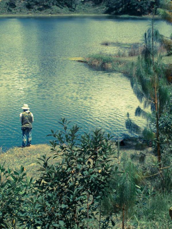 Pescador en Embalse de Guatape, Guatape, El Peñol...