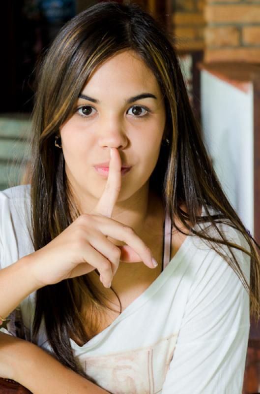 Joven con un Dedo en sus Labios