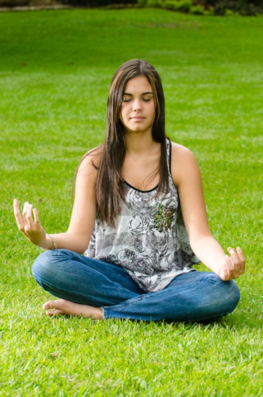 Joven Meditando