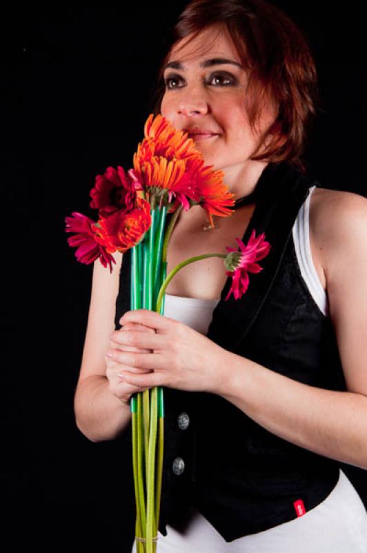 Mujer con un Ramo de Flores