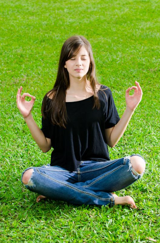 Joven Meditando