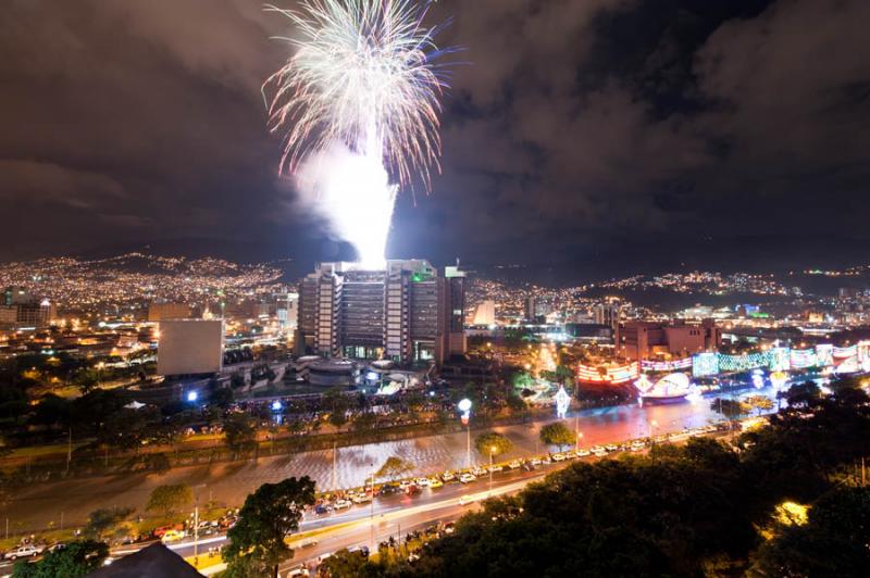 Alumbrados en el Rio Medellin, Medellin, Antioquia...