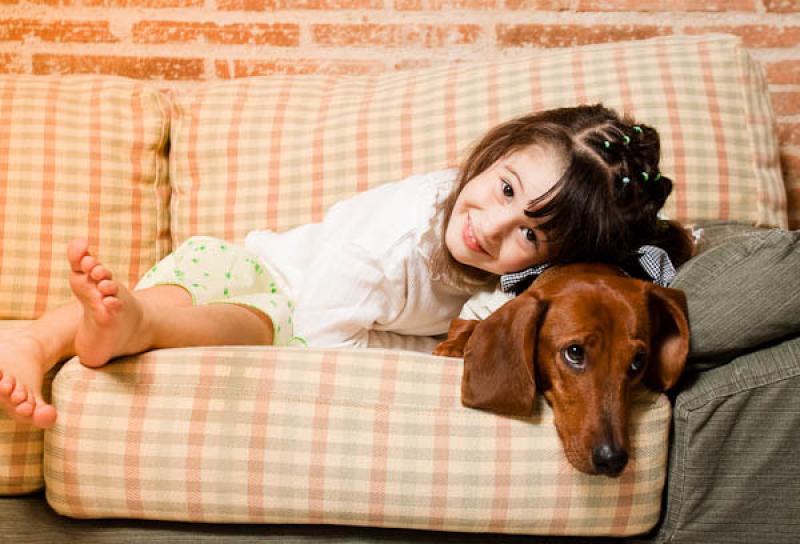 Niña con su Mascota