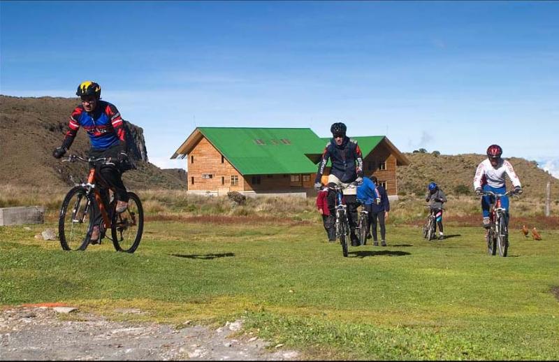 Ciclistas en el Parque de los Nevados, Nevado del ...