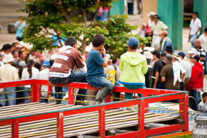 Niños en una Chiva, Urrao, Suroeste Antioqueño, ...