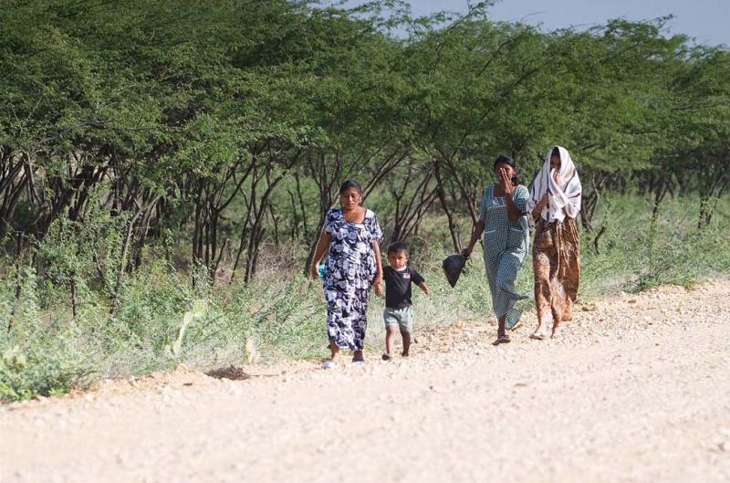 Mujeres Caminando, Guajira, Colombia